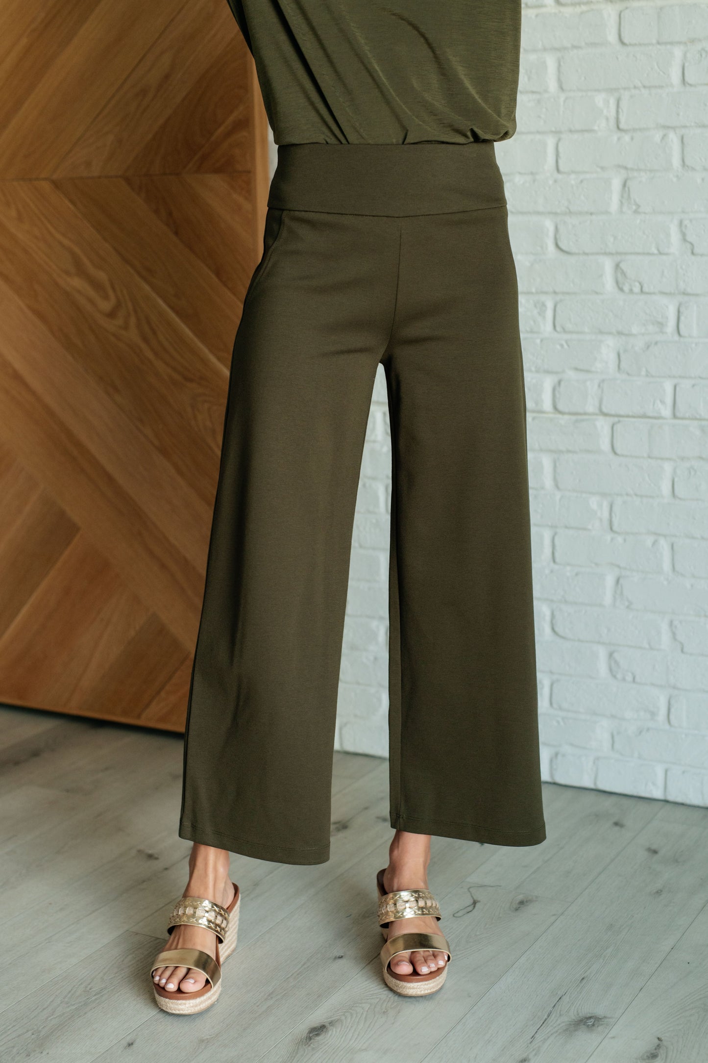 Magic Dear Scarlett Wide Leg Crop Pants in Olive