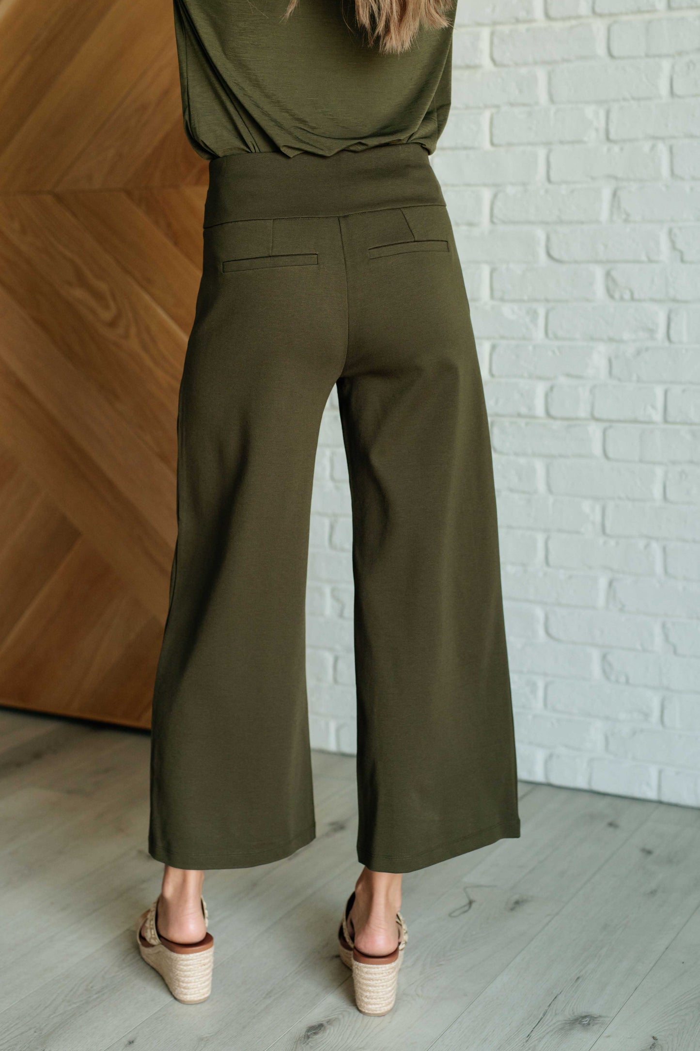 Magic Dear Scarlett Wide Leg Crop Pants in Olive