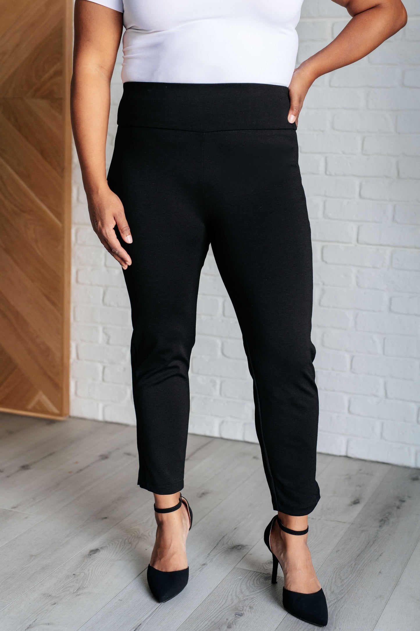 Dear Scarlett Magic Ankle Crop Skinny Pants in Black