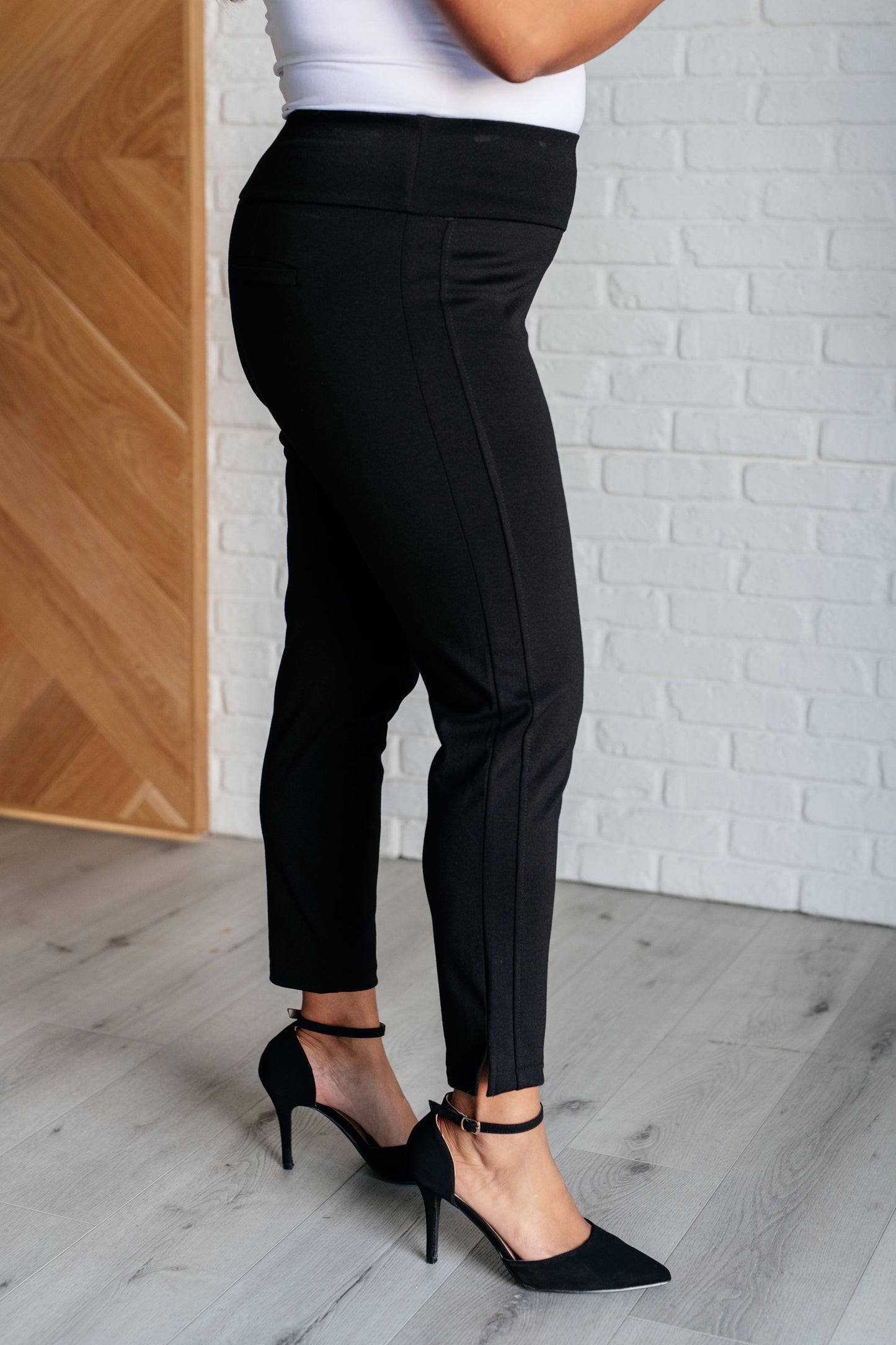 Dear Scarlett Magic Ankle Crop Skinny Pants in Black