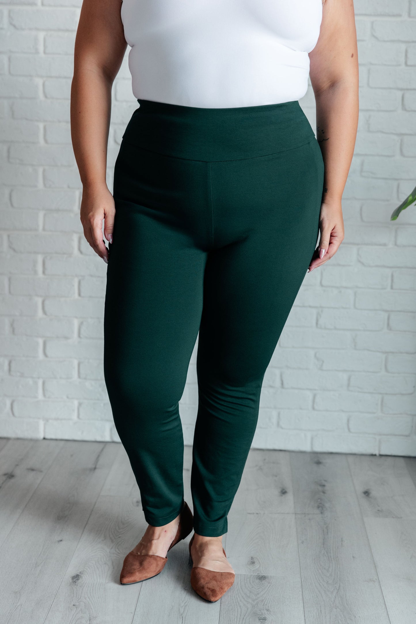 Dear Scarlett Magic Skinny 28" Pants in Hunter Green